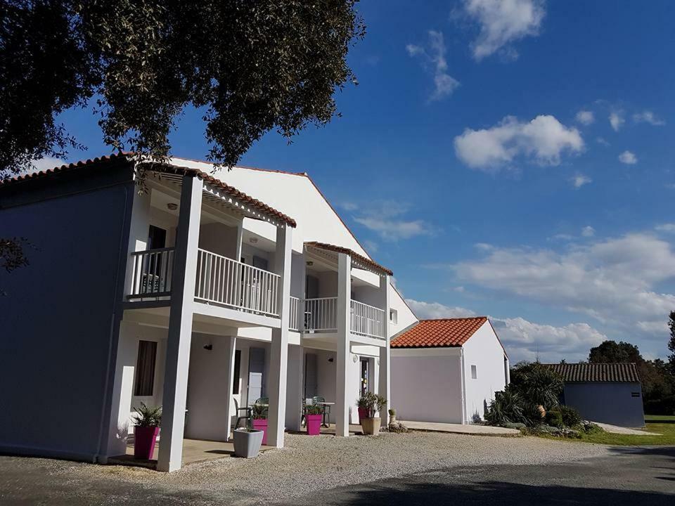 Les Chênes verts Saint-Savinien Exterior foto